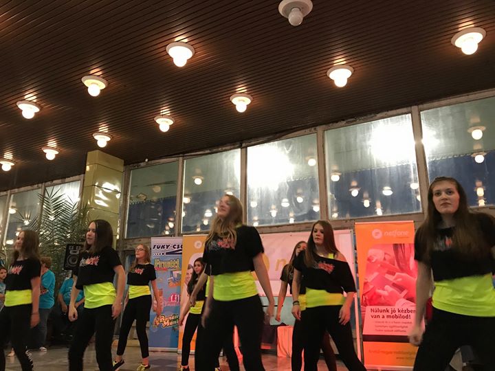 Táncos diákjaink fellépése a Dunaújvárosi Úszógálán