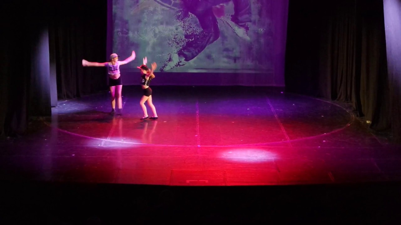 Shaky shaky koreográfia a 'Villejuif-Dunaújváros' francia-magyar táncelőadáson